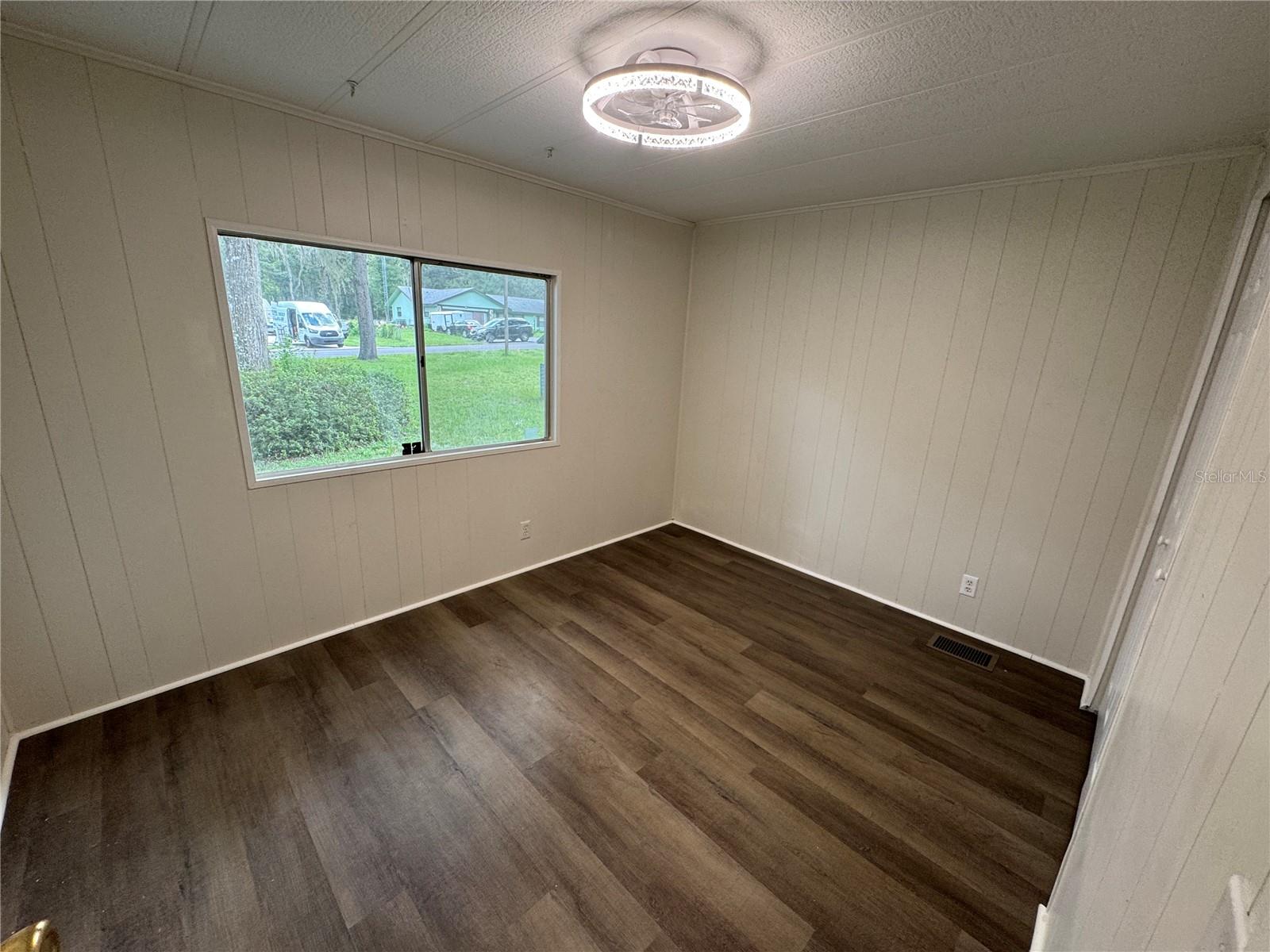 Listing photo id 15 for 8210 Cove Point
