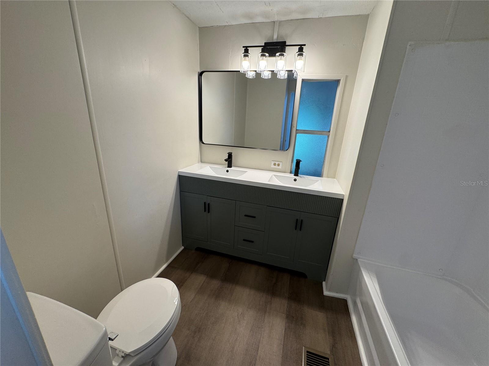 Listing photo id 18 for 8210 Cove Point
