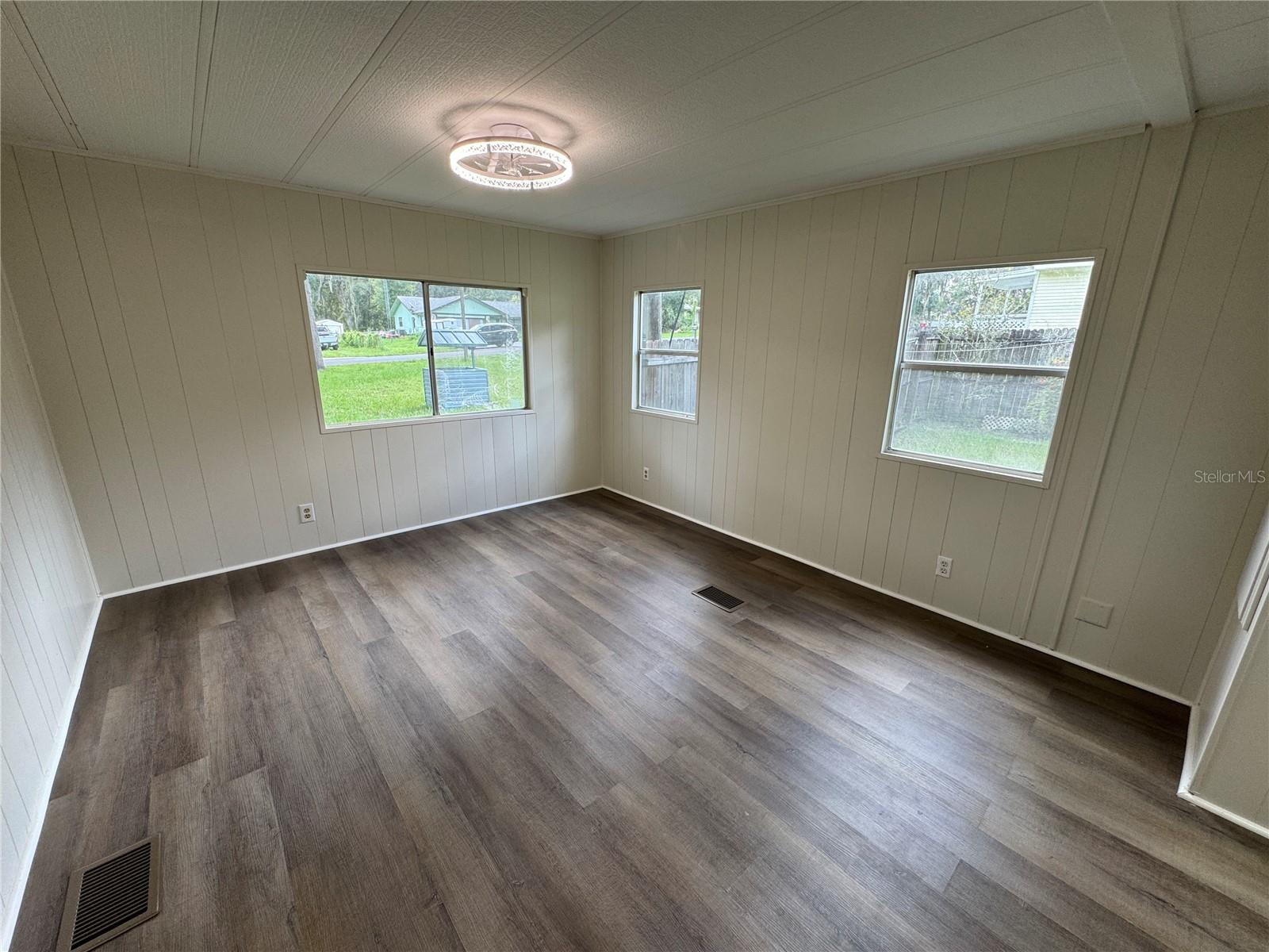 Listing photo id 23 for 8210 Cove Point