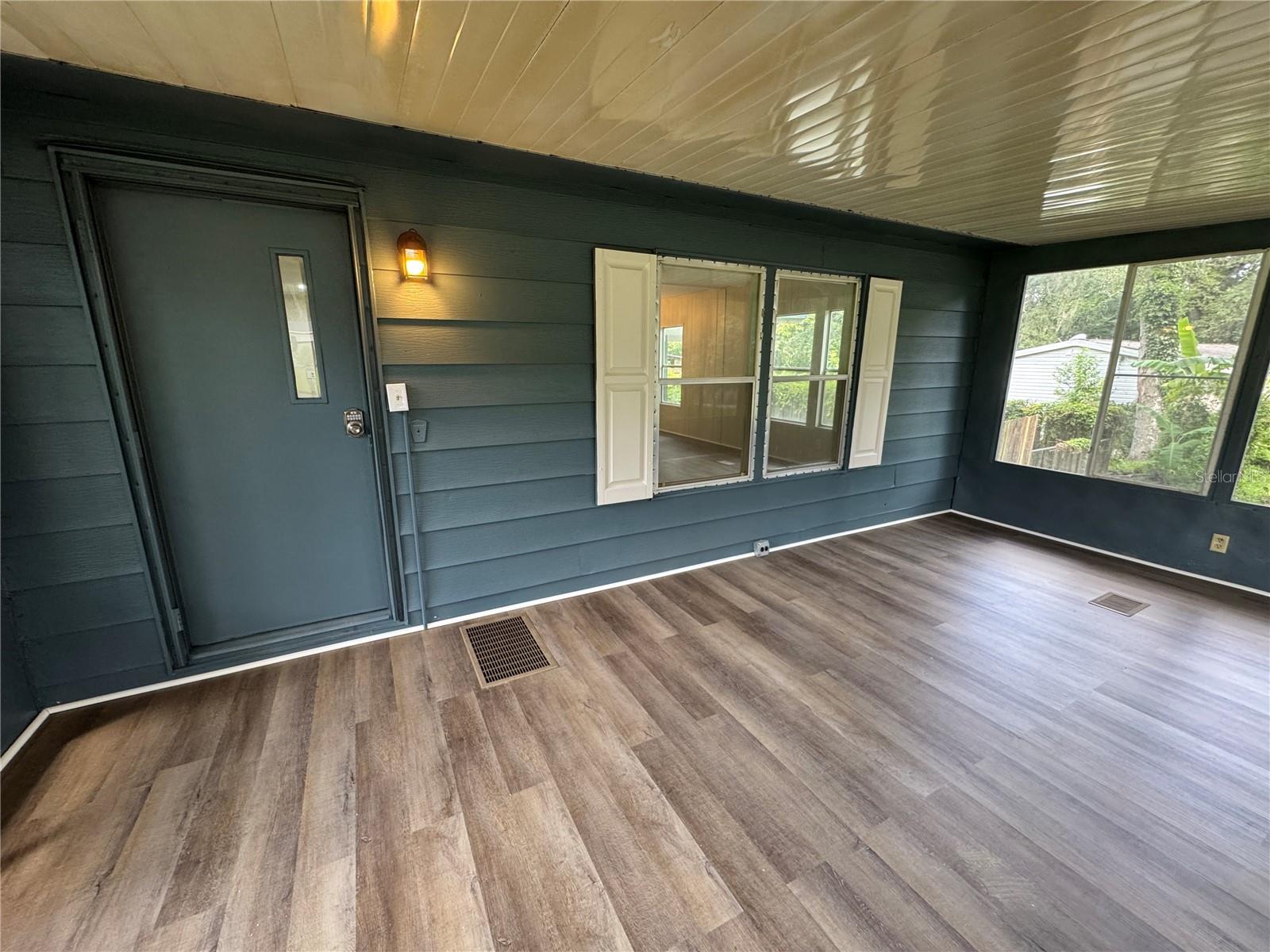 Listing photo id 1 for 8210 Cove Point