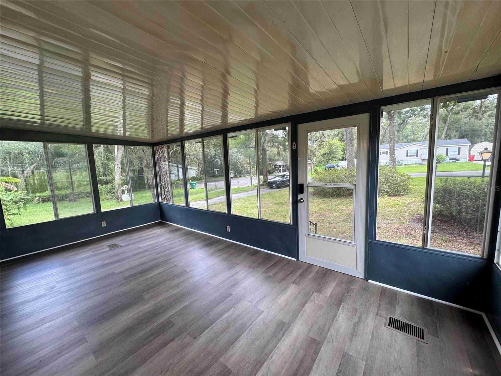Listing photo id 2 for 8210 Cove Point