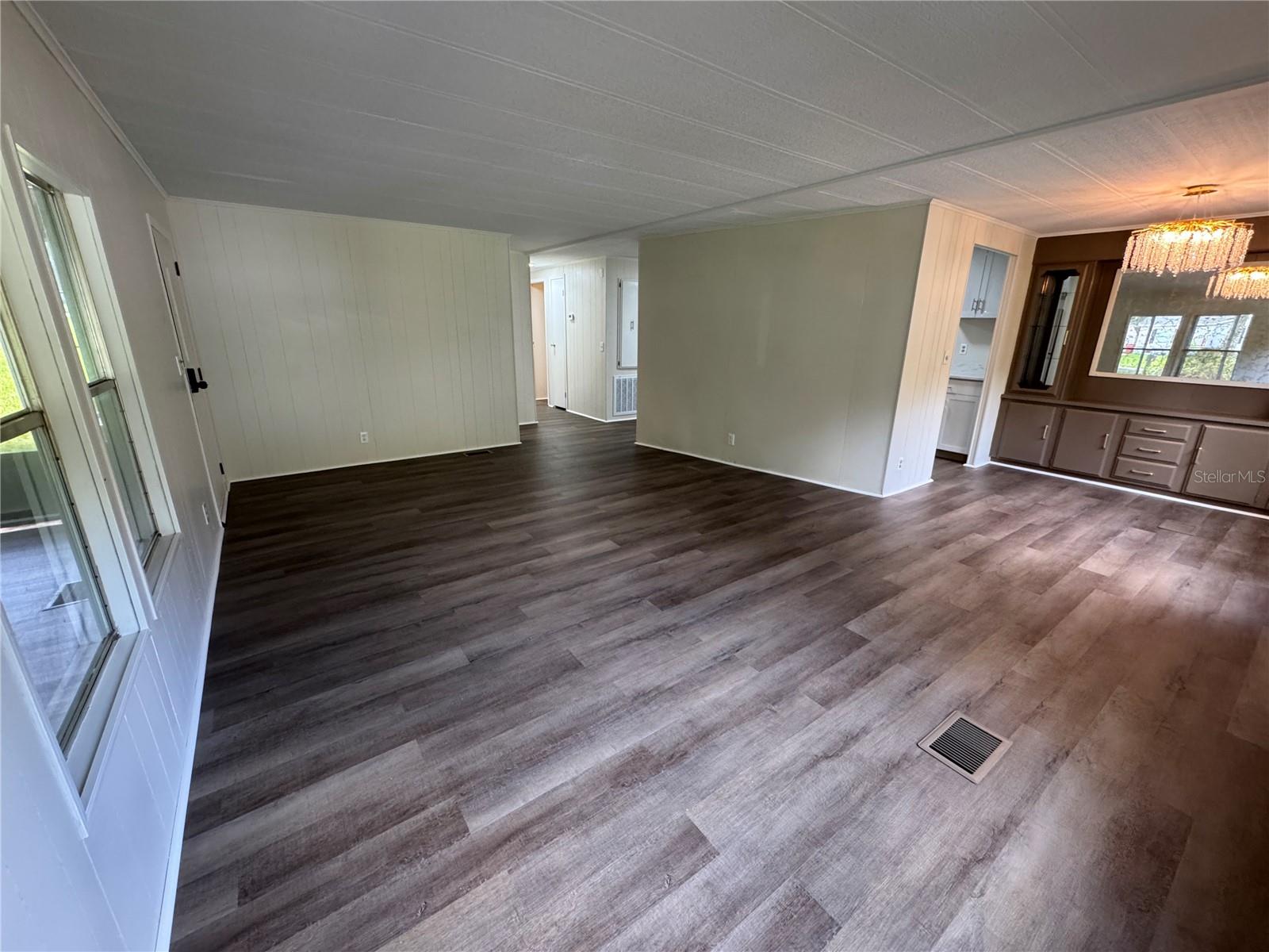 Listing photo id 5 for 8210 Cove Point