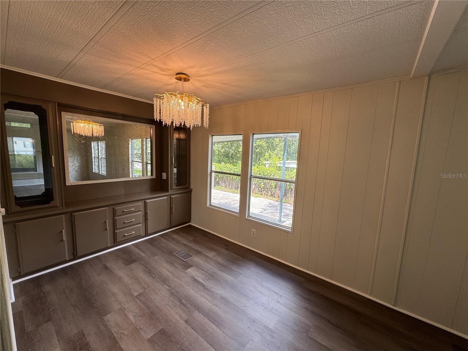 Listing photo id 6 for 8210 Cove Point