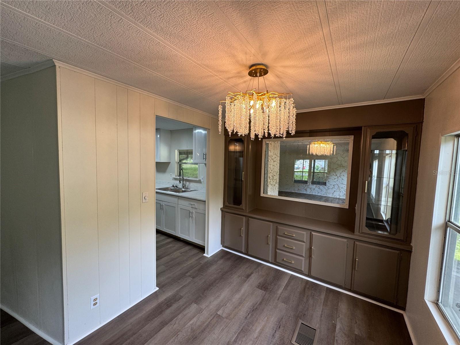 Listing photo id 7 for 8210 Cove Point