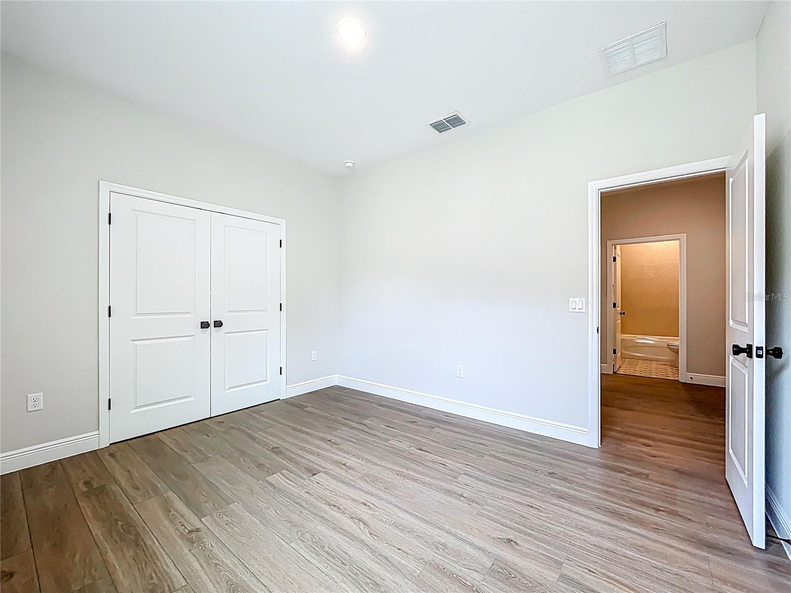 Image 18 of 50 For 8 Forest Lane