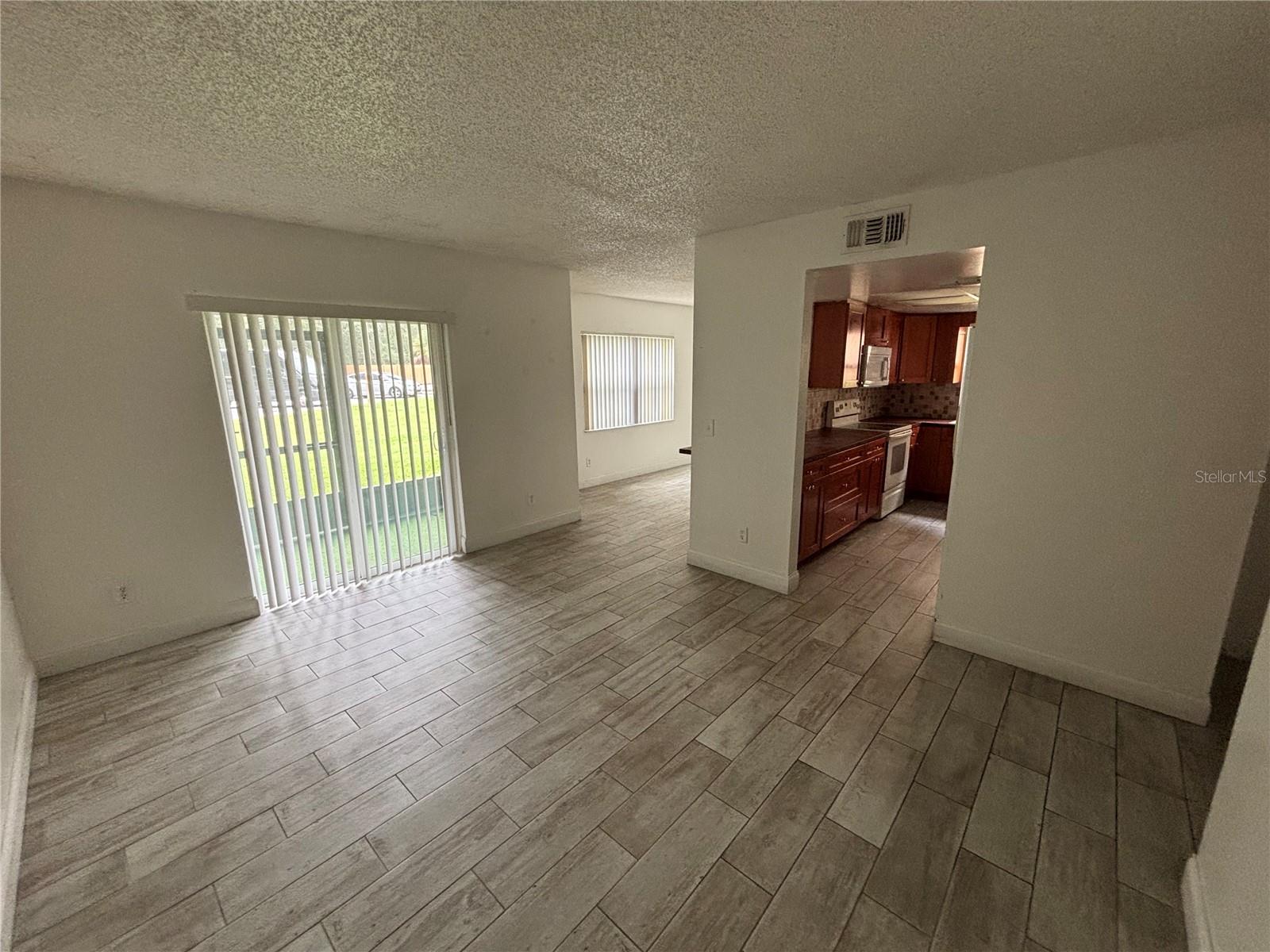 Image 6 of 22 For 9950 Turf Way 02