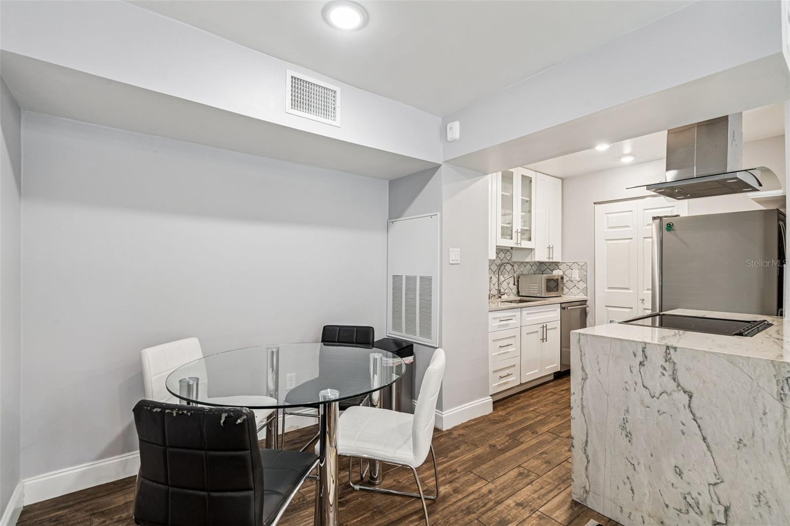 Image 10 of 25 For 3756 Idlebrook Circle 100