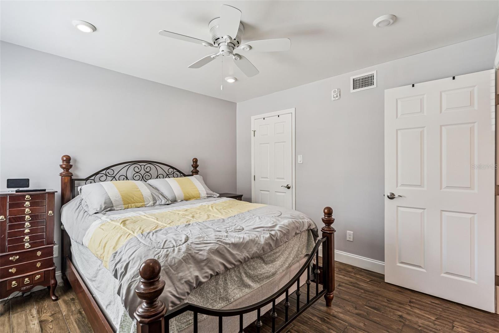 Image 15 of 25 For 3756 Idlebrook Circle 100