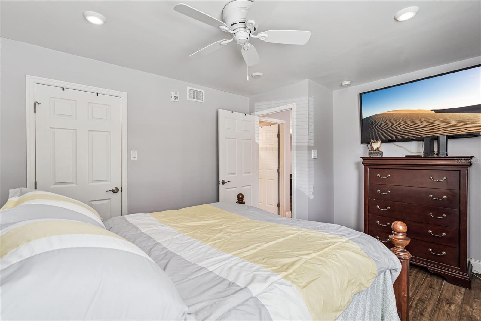 Image 16 of 25 For 3756 Idlebrook Circle 100