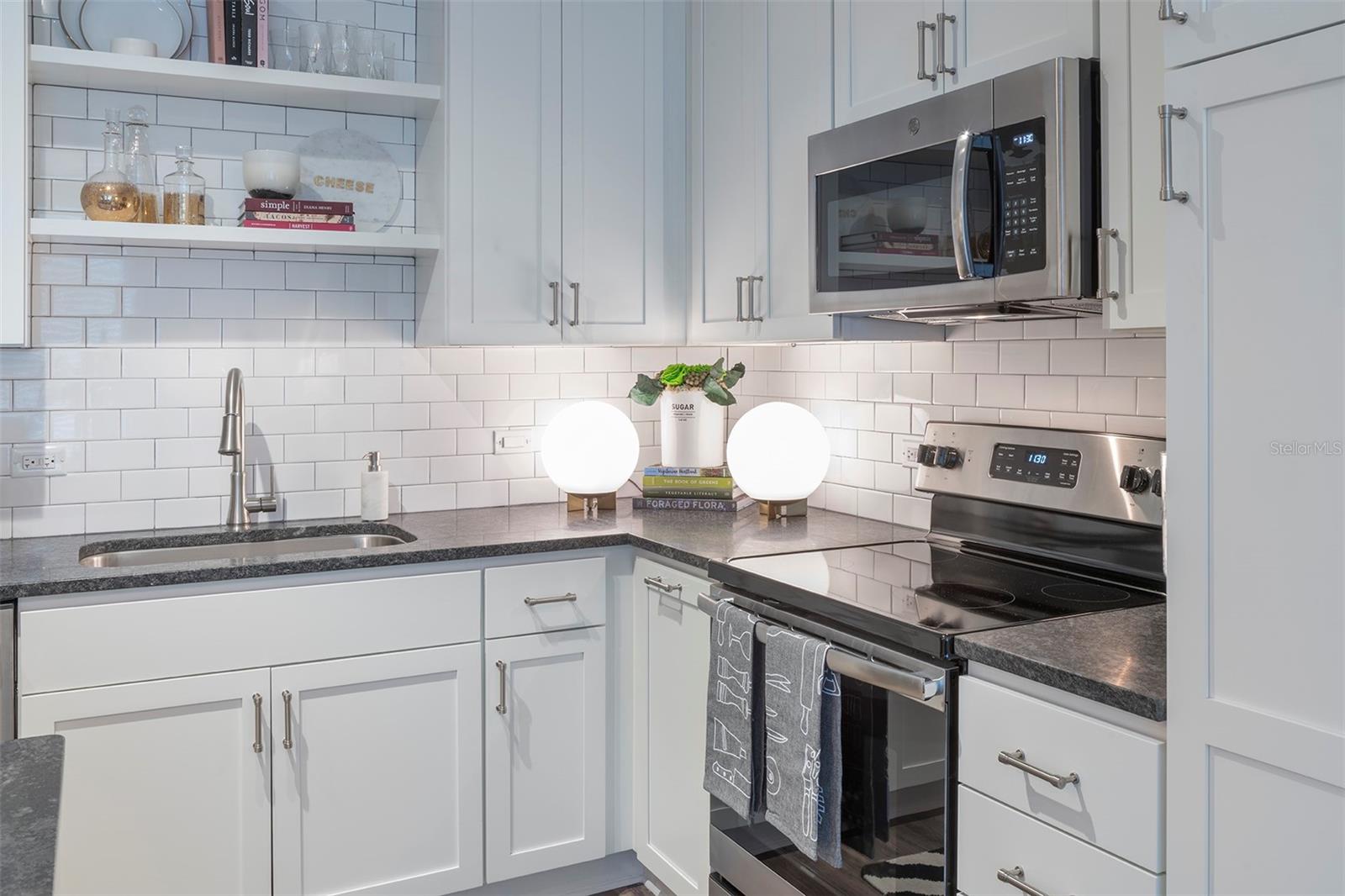 Listing photo id 15 for 733 Main Lane 2