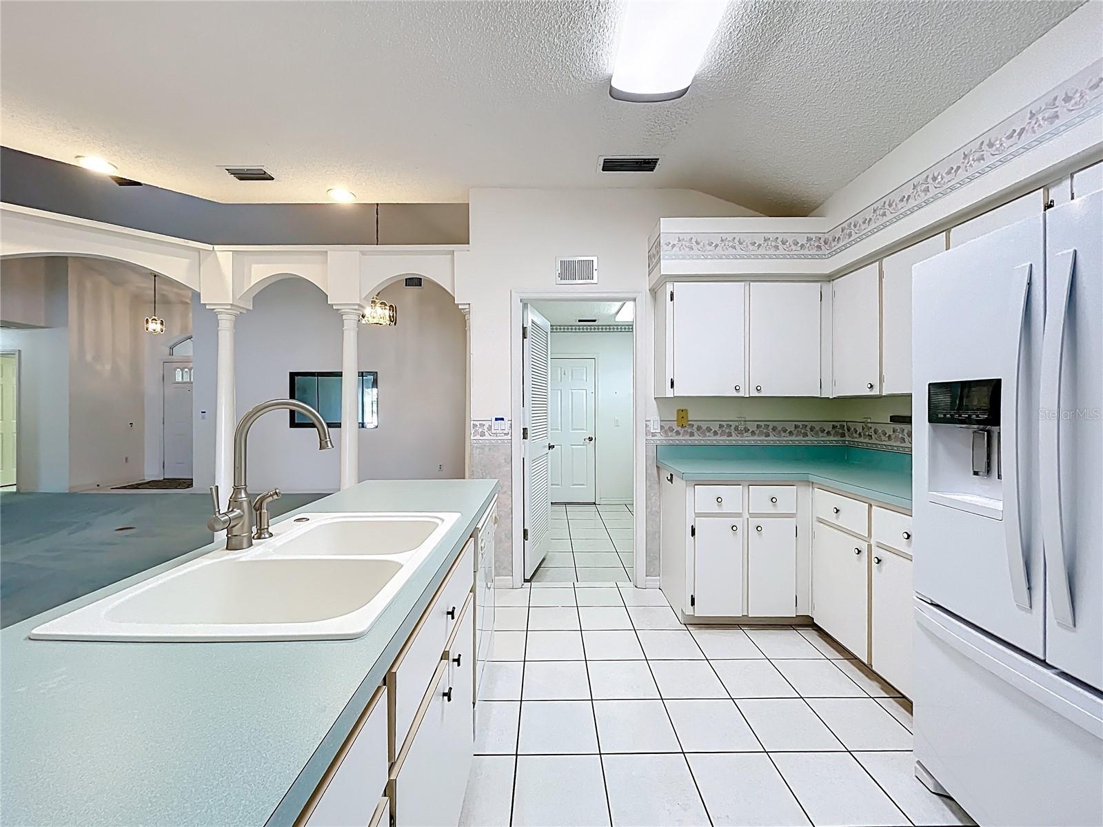 Image 11 of 63 For 5518 Queen Victoria Drive