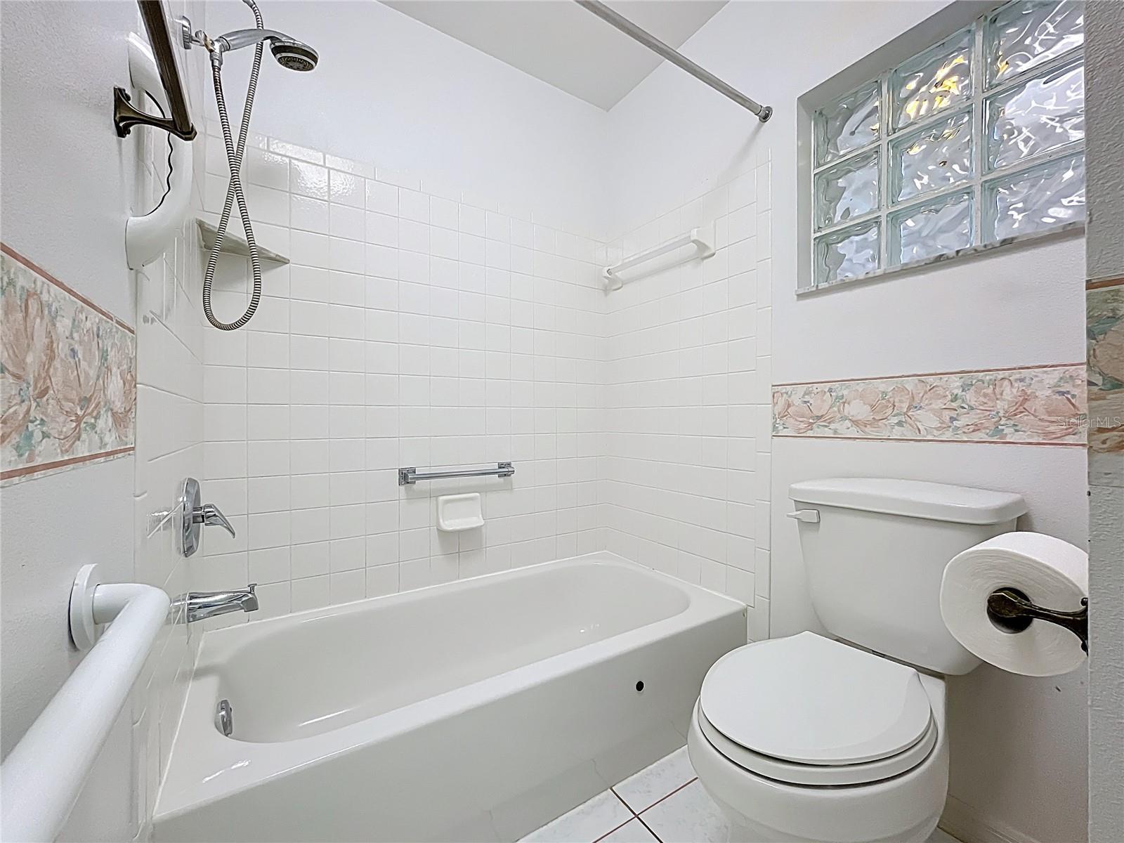 Image 33 of 63 For 5518 Queen Victoria Drive