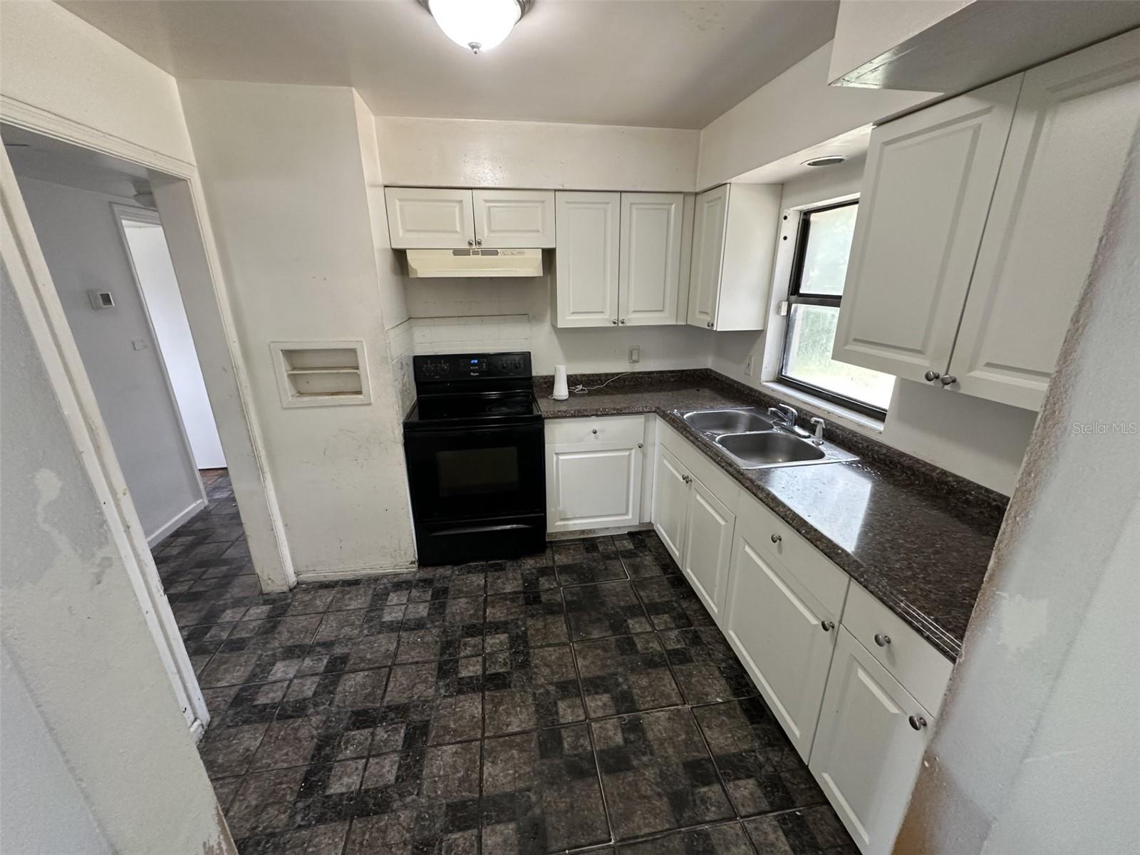Image 3 of 16 For 2200 Queensway Road