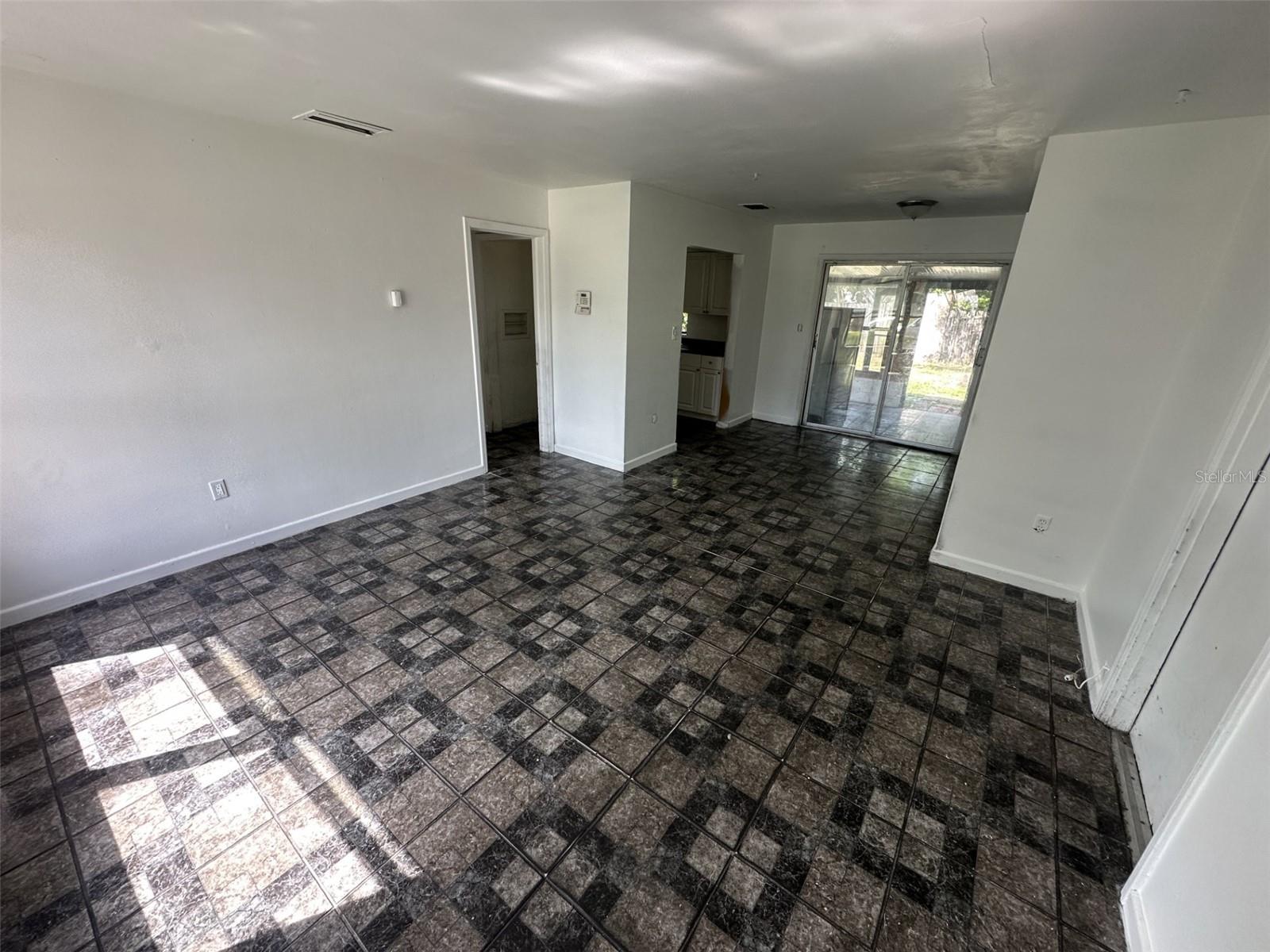 Image 4 of 16 For 2200 Queensway Road