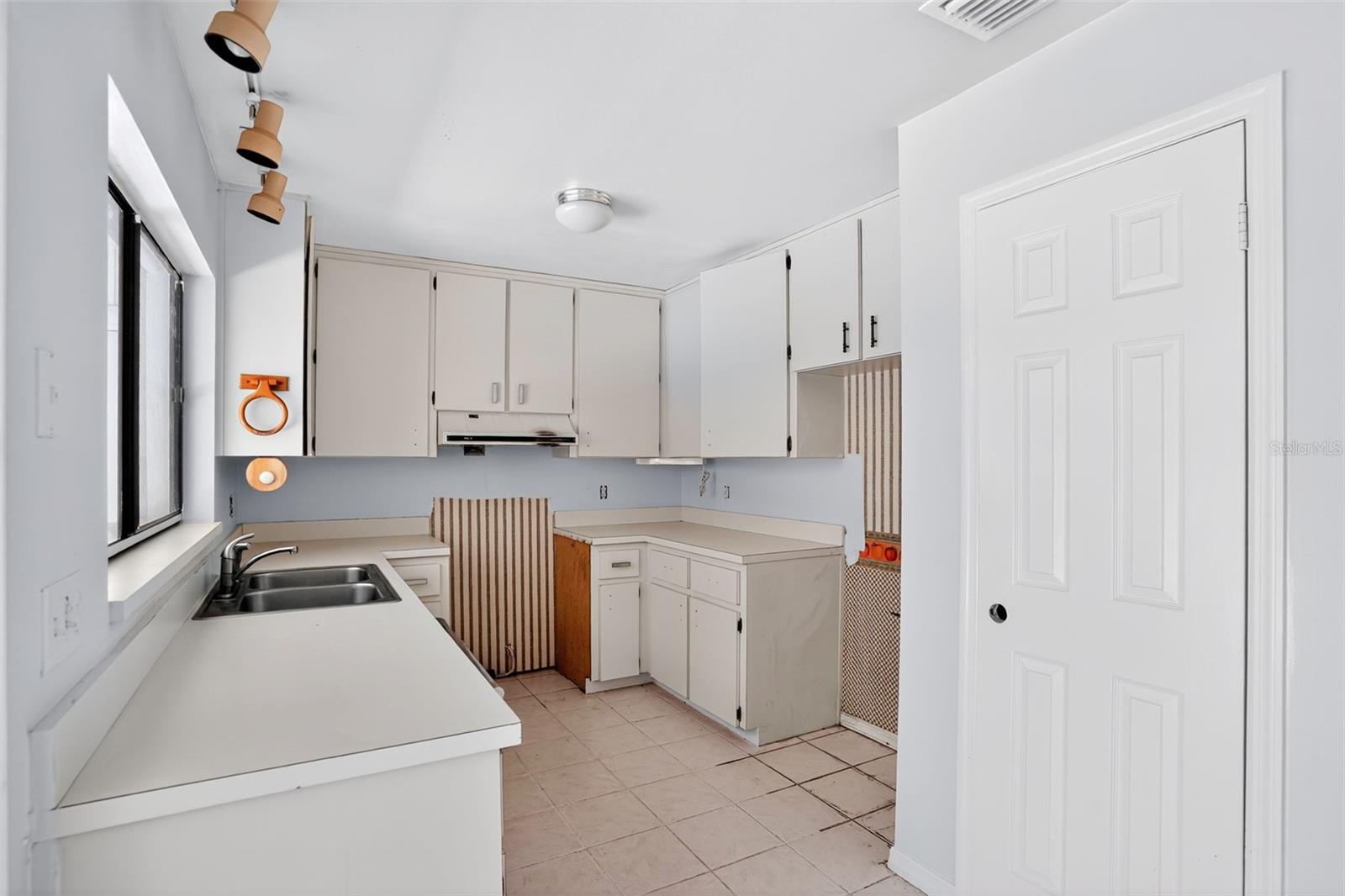 Image 11 of 24 For 7614 Brisbane Court