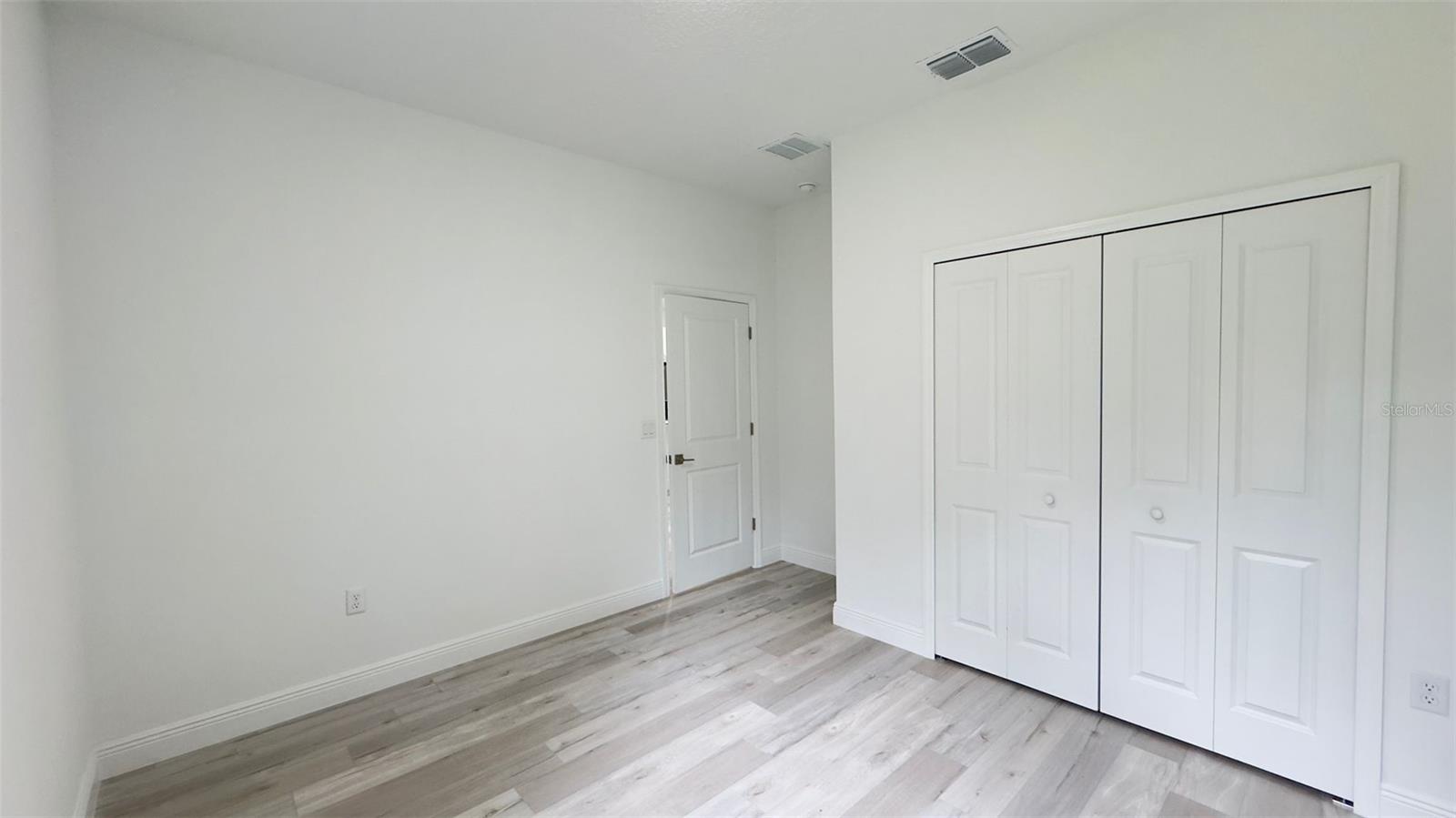 Listing photo id 13 for 5902 Darlington Drive