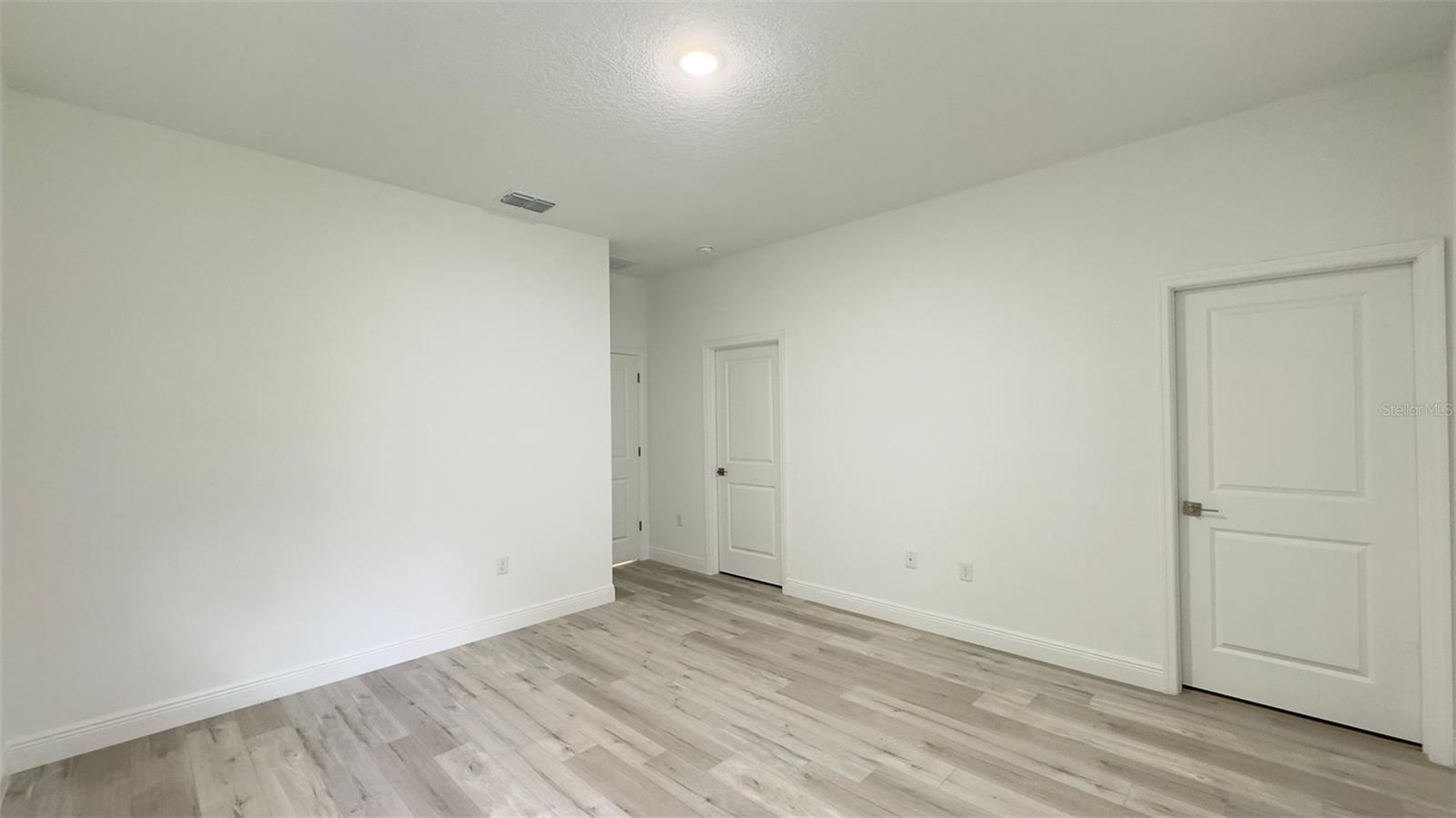Listing photo id 15 for 5902 Darlington Drive