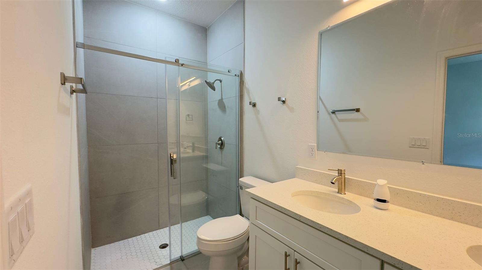 Listing photo id 16 for 5902 Darlington Drive