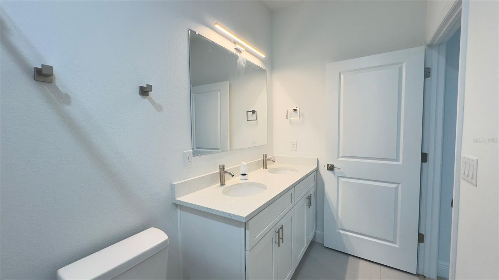 Listing photo id 17 for 5902 Darlington Drive