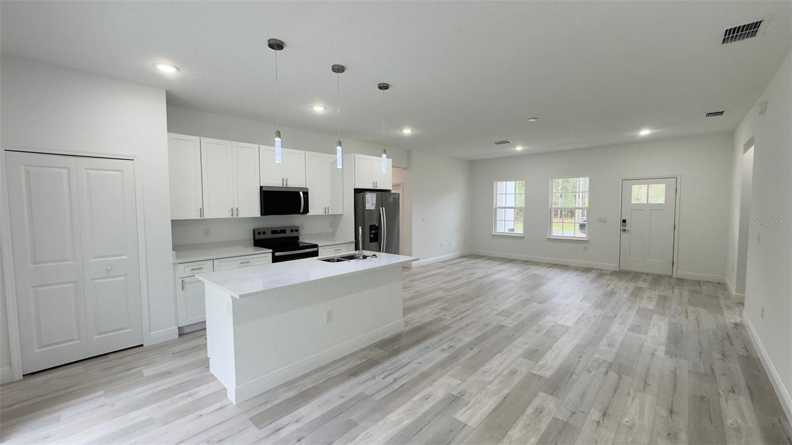 Listing photo id 2 for 5902 Darlington Drive