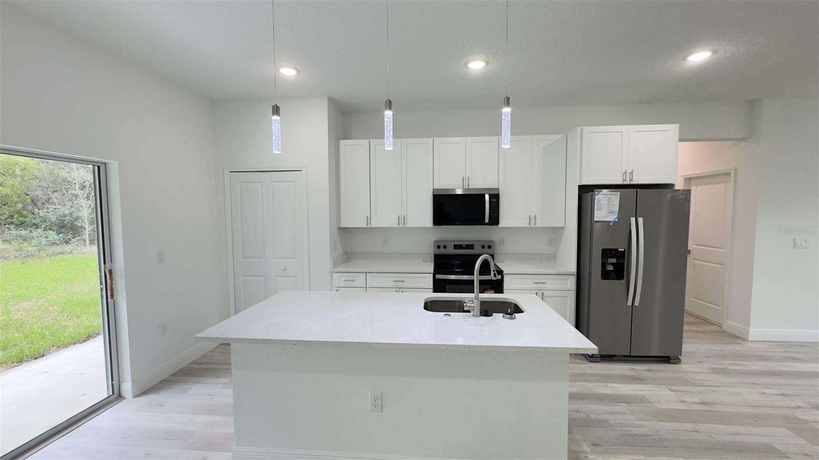 Listing photo id 3 for 5902 Darlington Drive