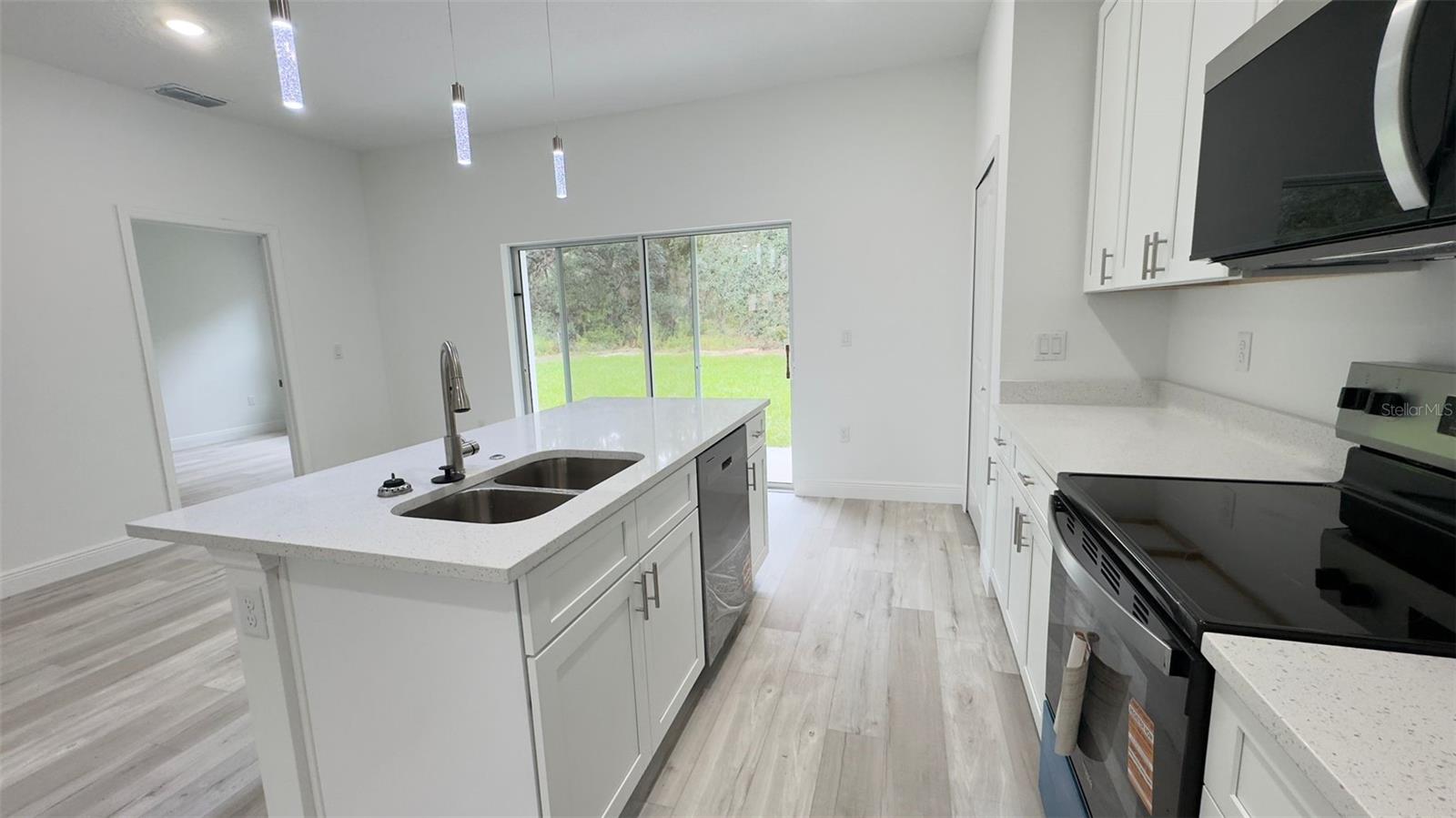 Listing photo id 4 for 5902 Darlington Drive