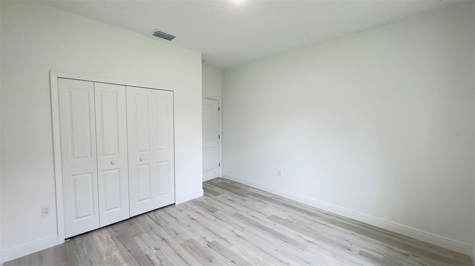 Listing photo id 7 for 5902 Darlington Drive
