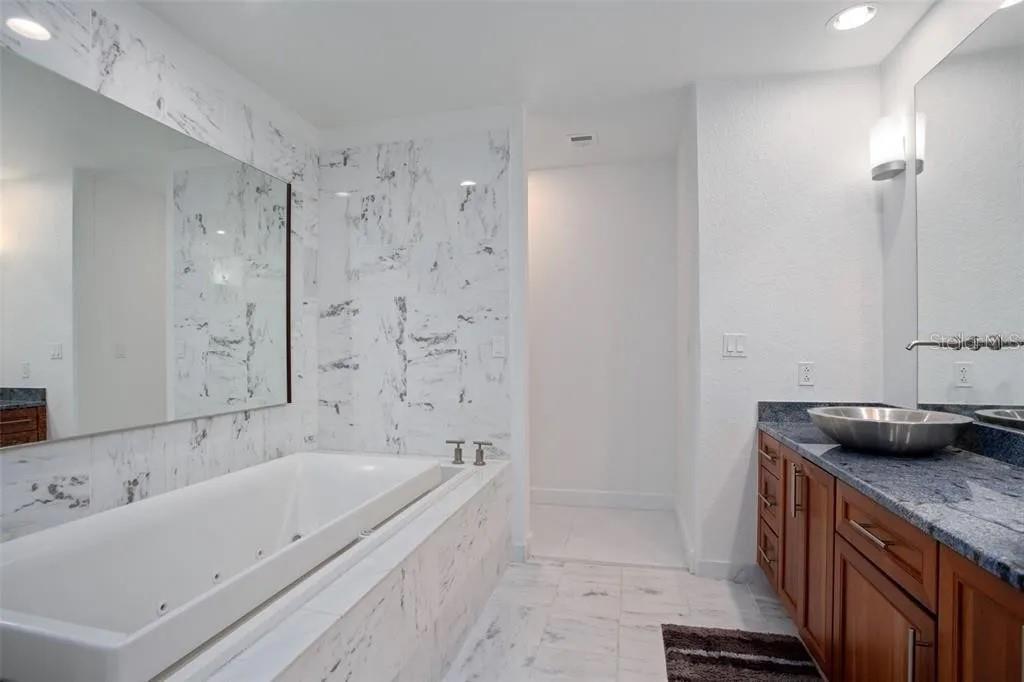 Image 23 of 27 For 150 Robinson Street 29b