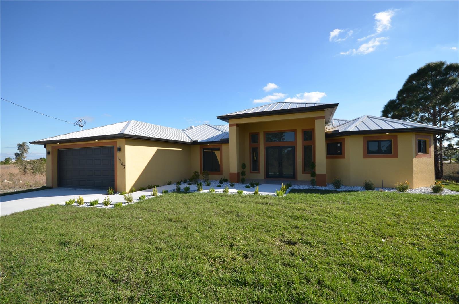 Image 2 of 49 For 1242 Hathor Street E