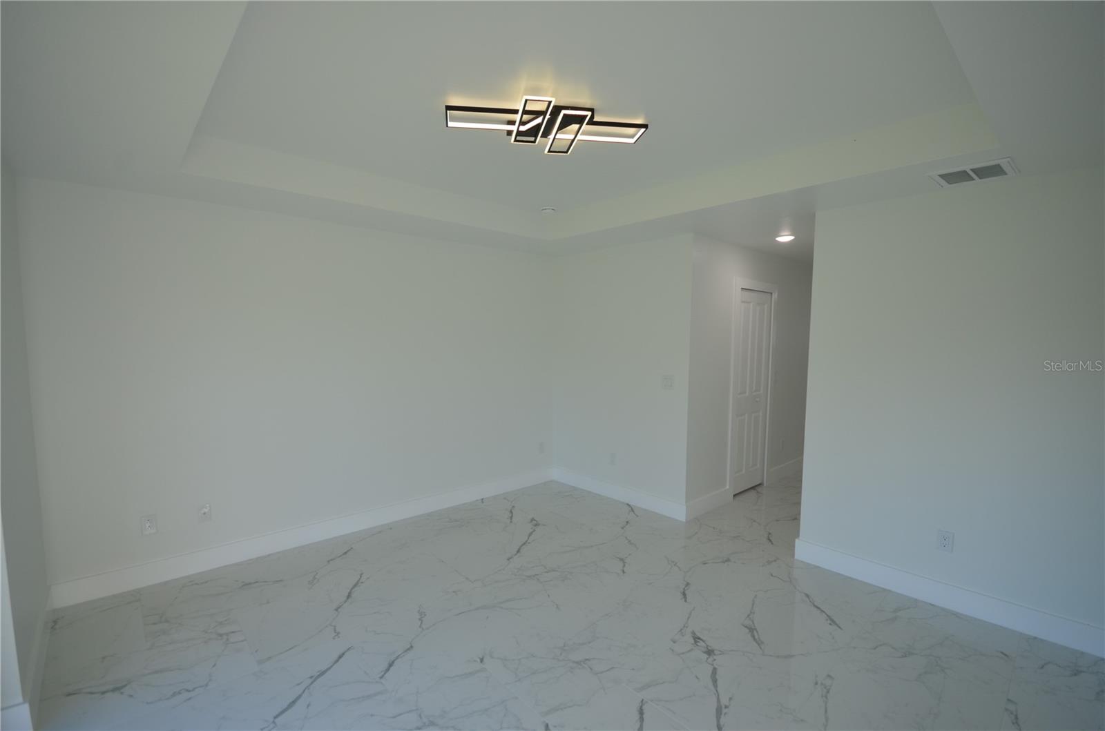 Image 34 of 49 For 1242 Hathor Street E