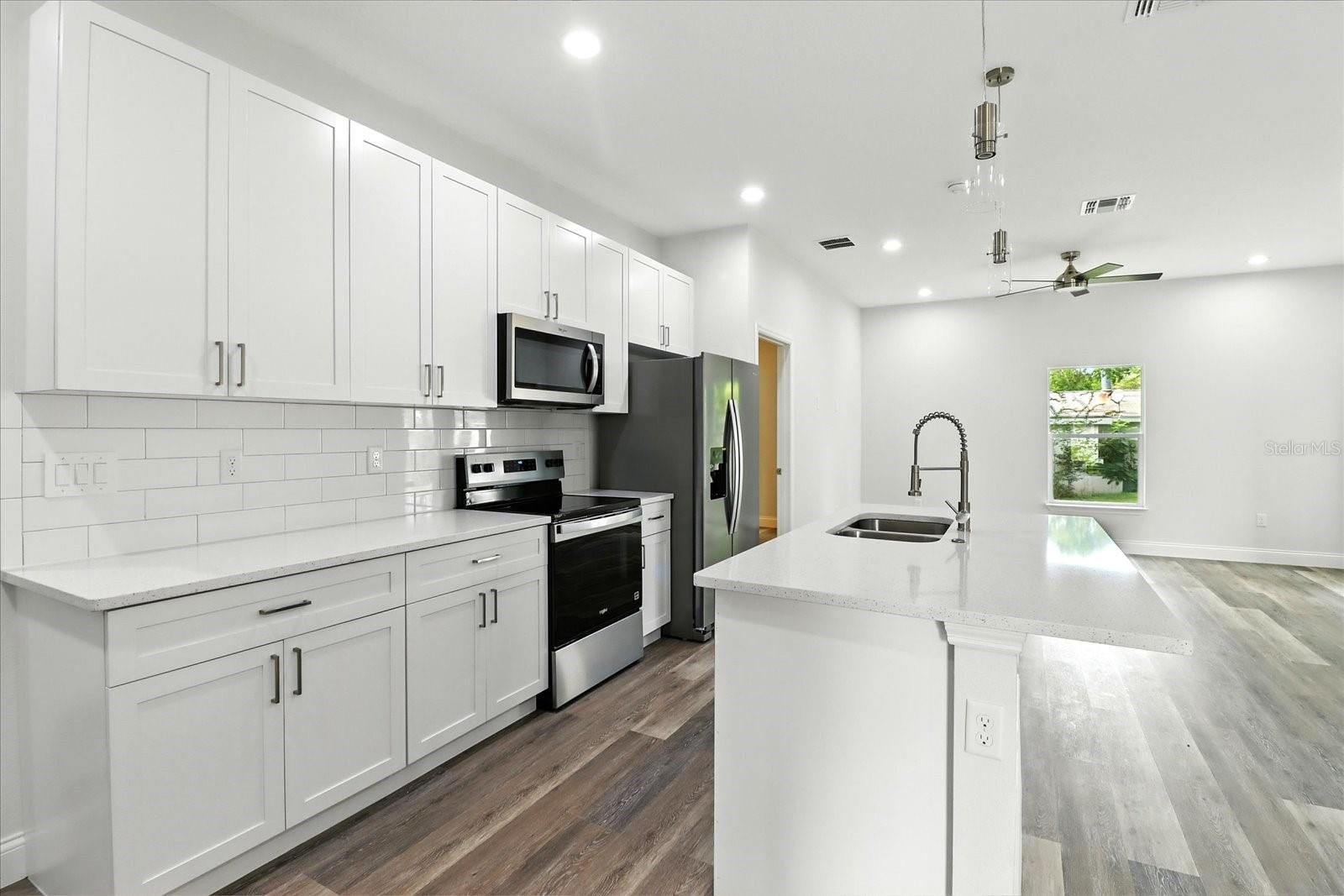 Listing photo id 11 for 2225 Howard Place