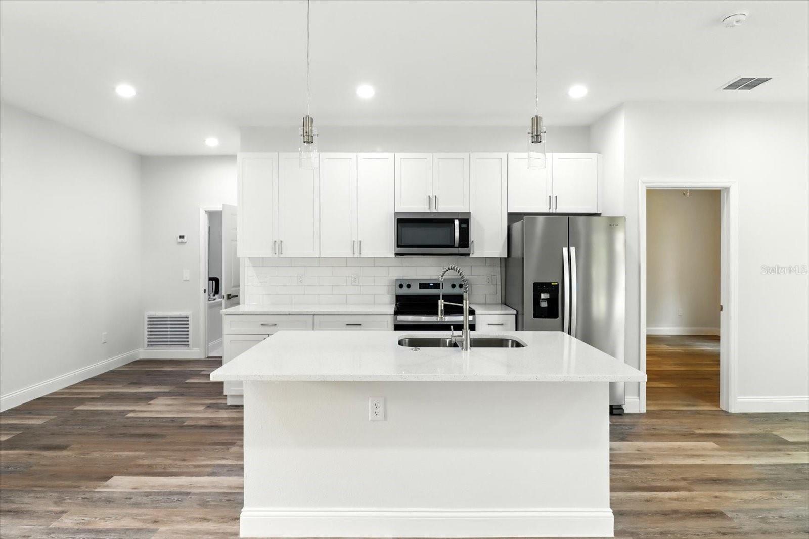 Listing photo id 13 for 2225 Howard Place