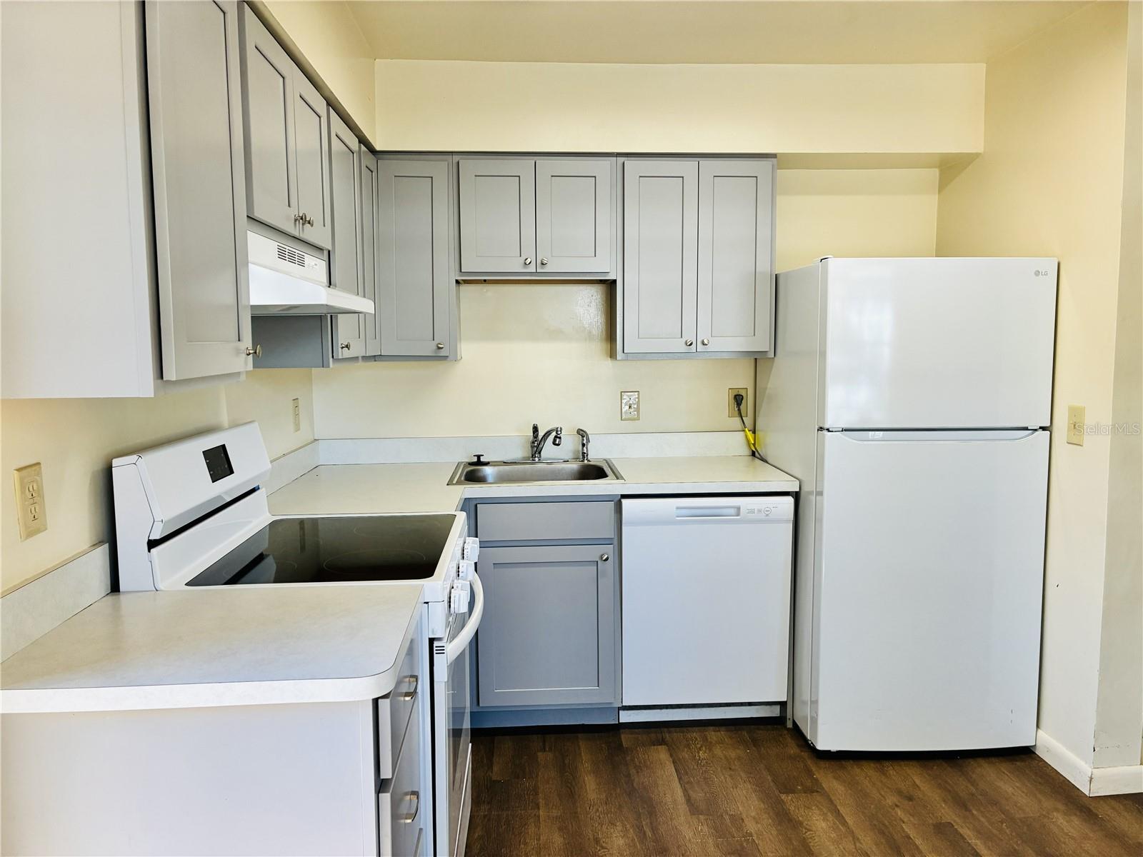 Image 5 of 11 For 1018 60th Terrace A