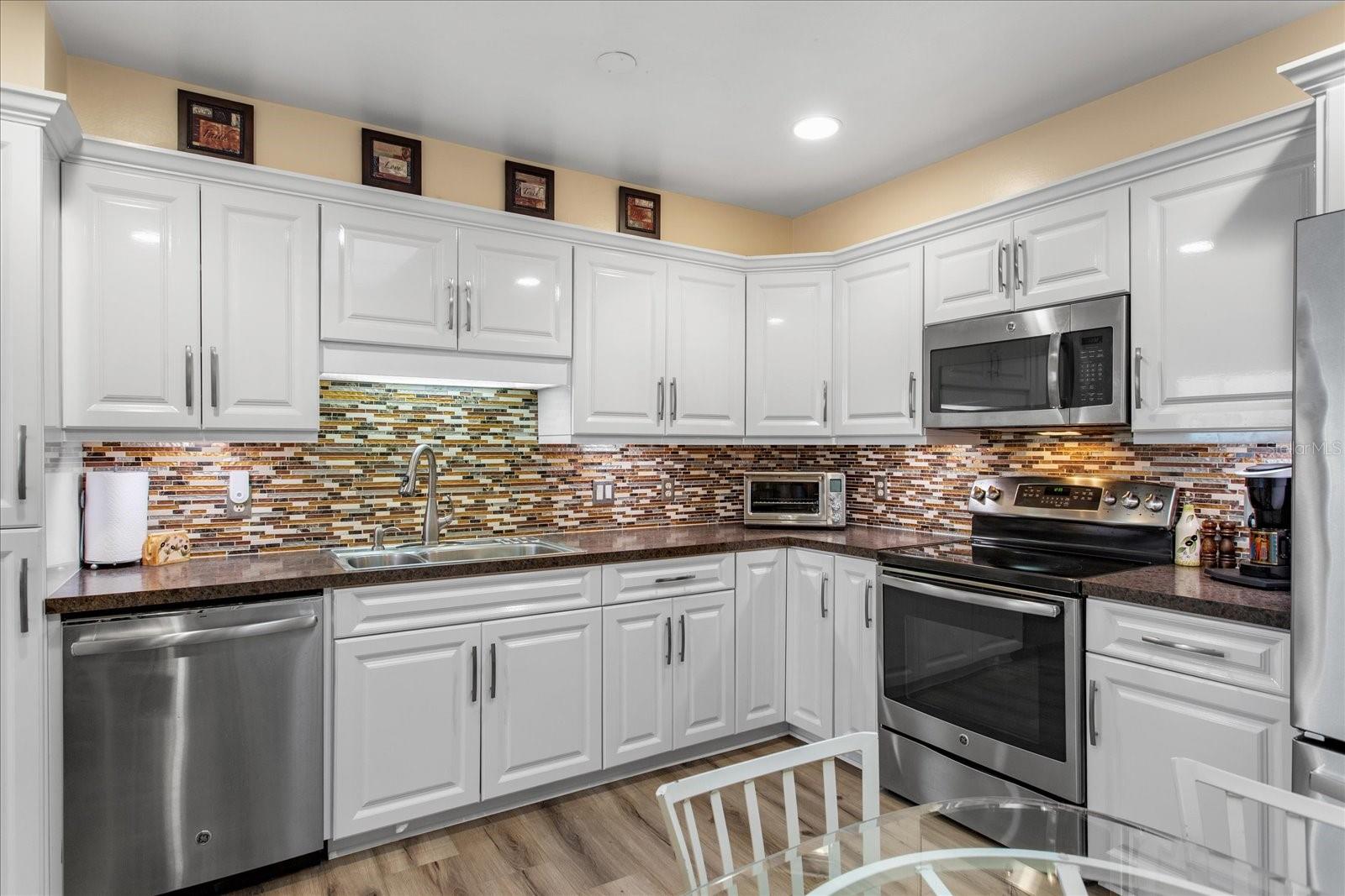 Image 11 of 47 For 424 Evesham Place