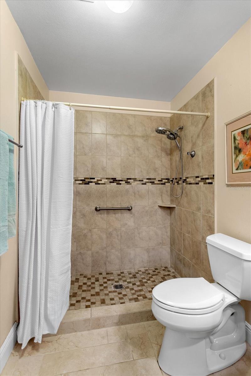 Image 24 of 47 For 424 Evesham Place