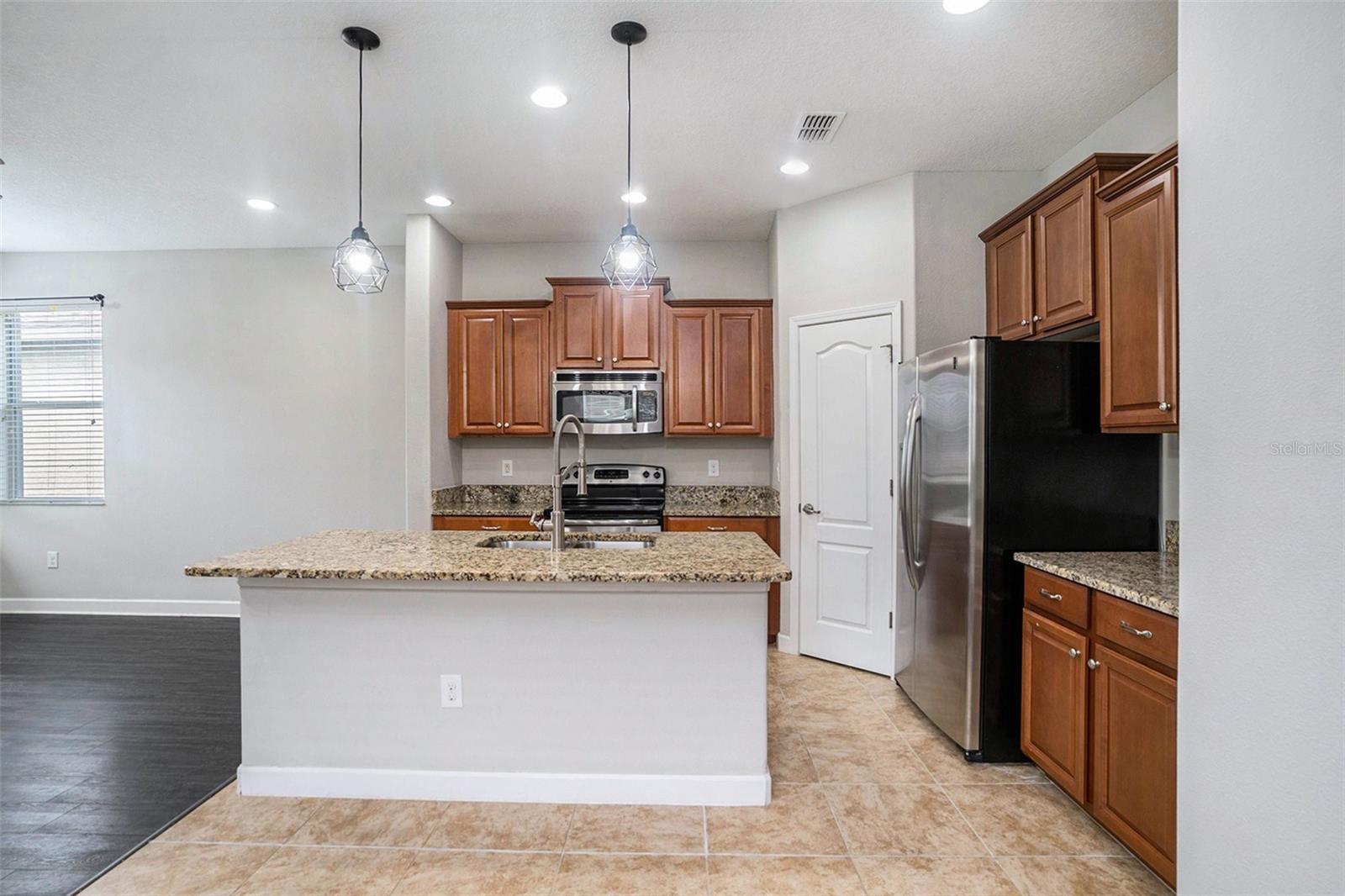 Image 7 of 25 For 2748 Lantern Hill Avenue