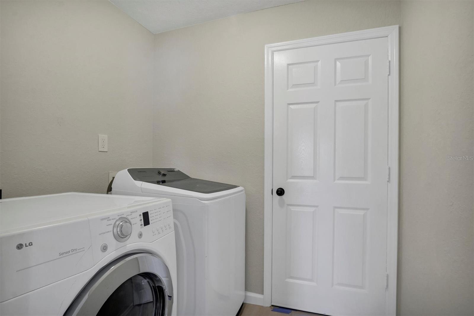 Image 13 of 31 For 2925 Delrose Drive N