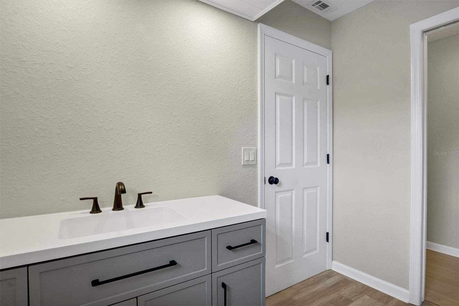 Image 19 of 31 For 2925 Delrose Drive N