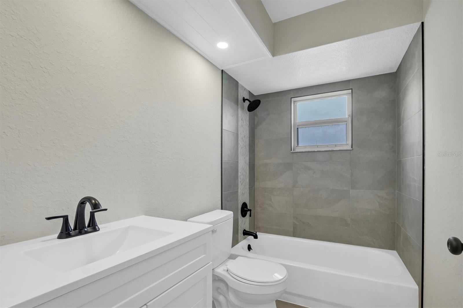 Image 22 of 31 For 2925 Delrose Drive N