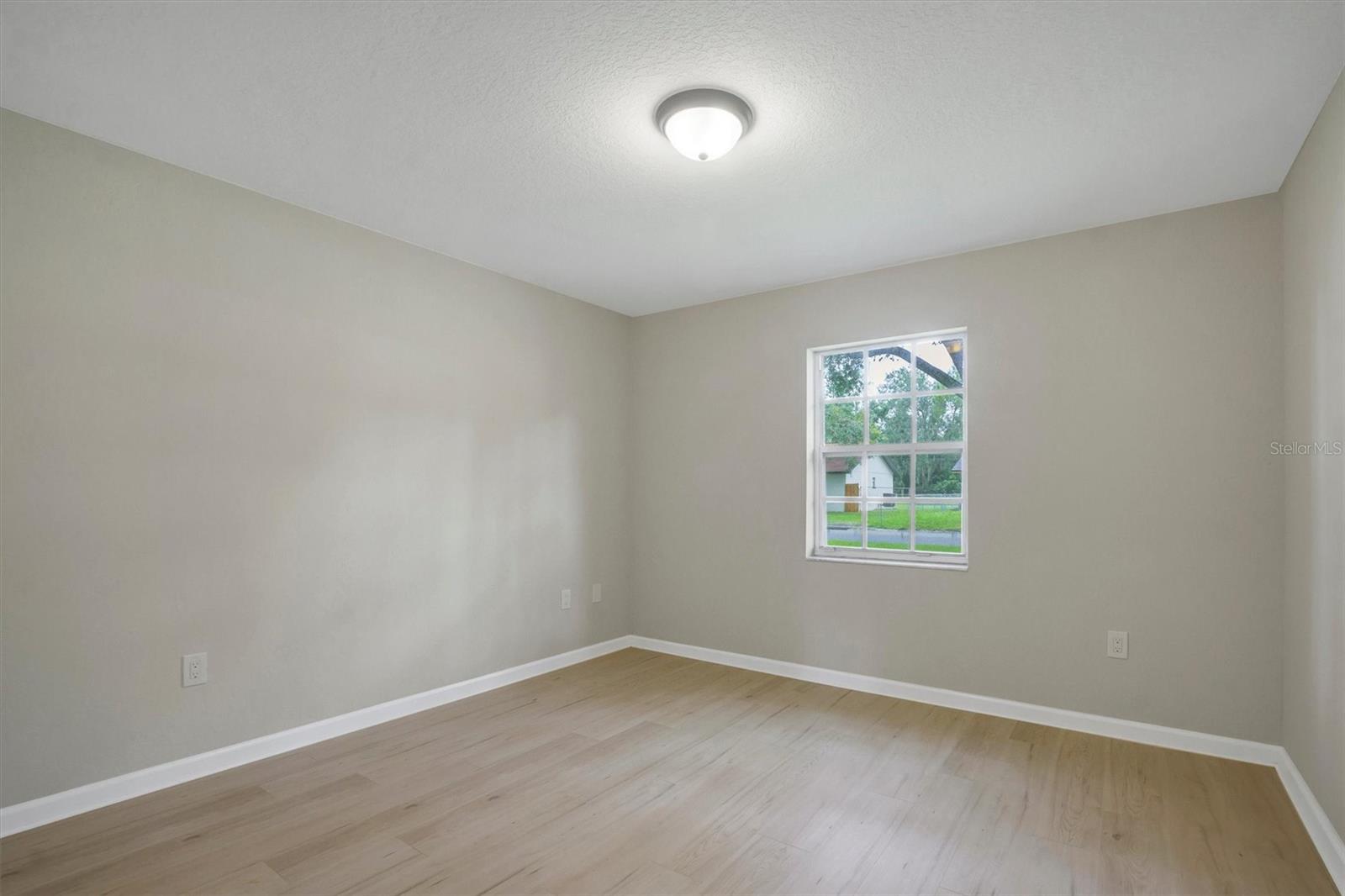 Image 23 of 31 For 2925 Delrose Drive N