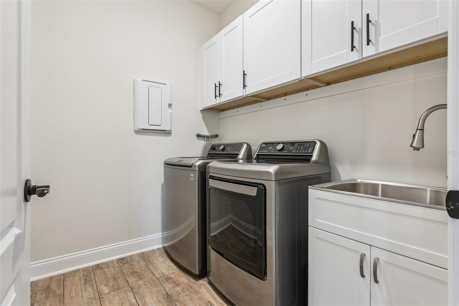 Image 19 of 61 For 647 Plant Street