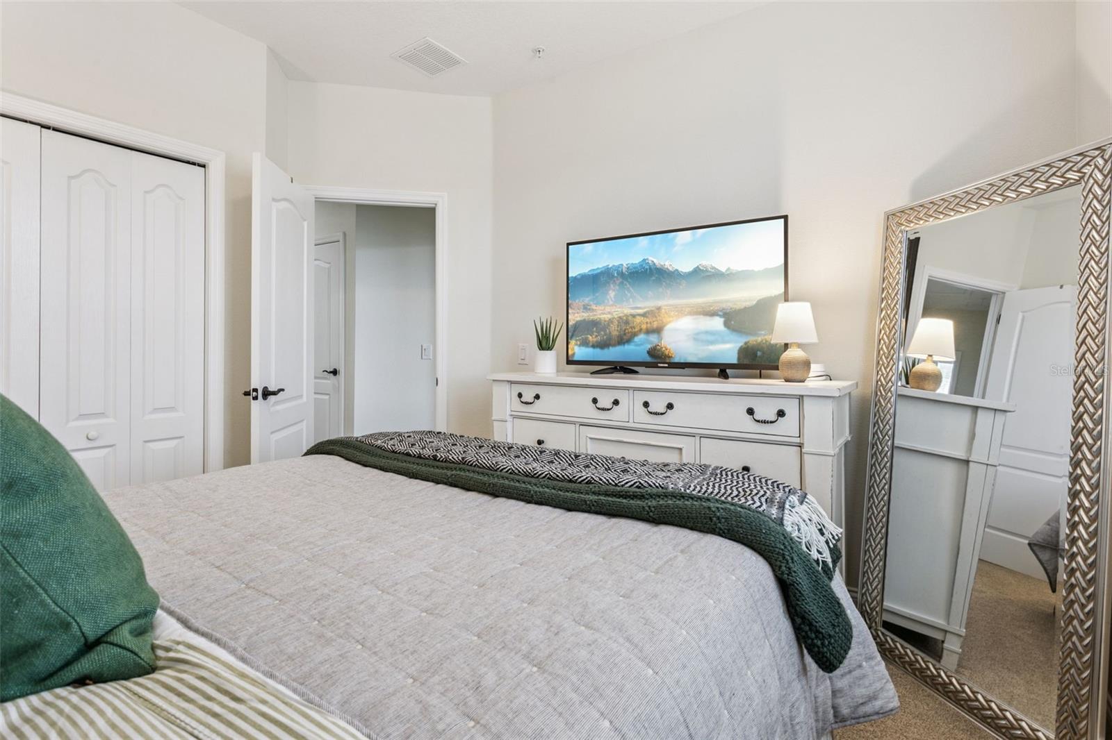 Image 35 of 61 For 647 Plant Street