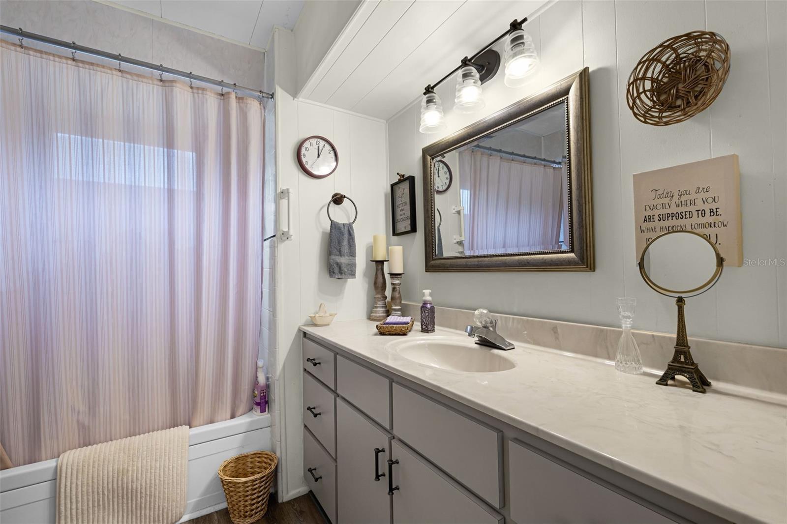 Image 19 of 35 For 9 Cocos Plumosa Drive A