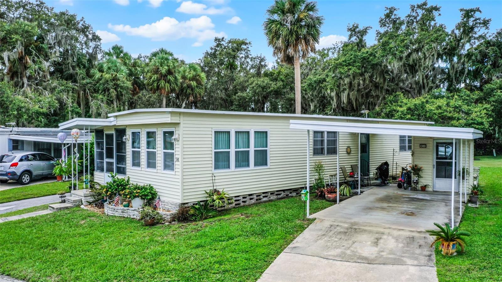 Image 2 of 35 For 9 Cocos Plumosa Drive A