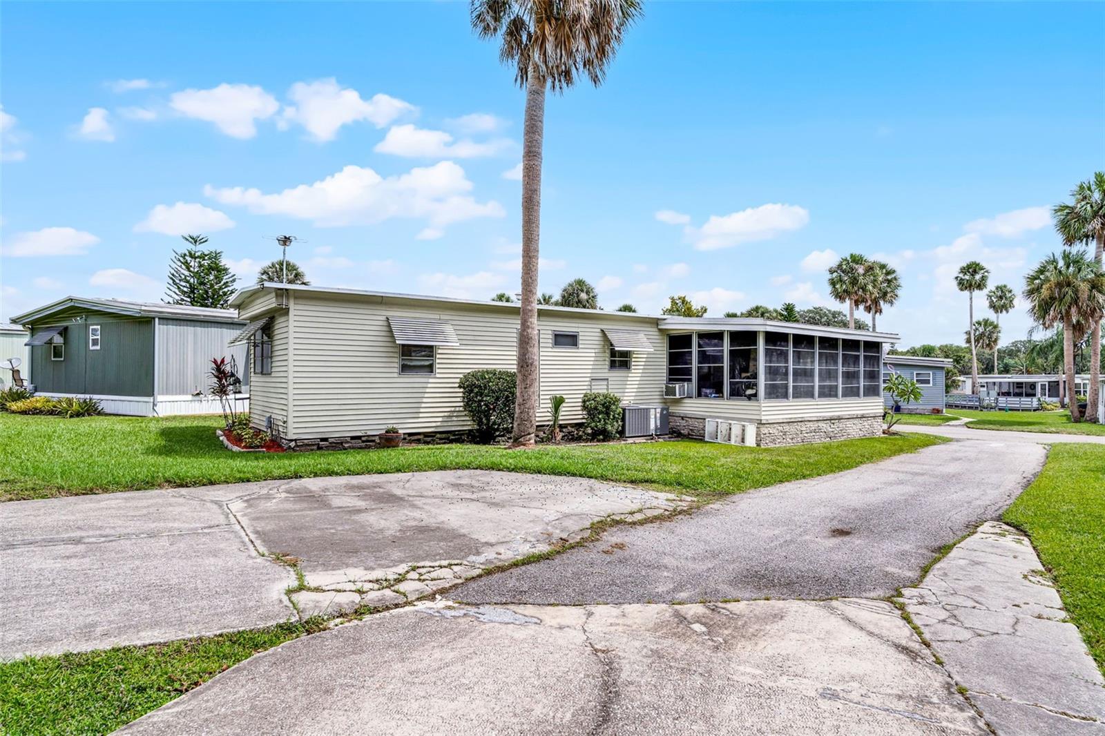 Image 20 of 35 For 9 Cocos Plumosa Drive A