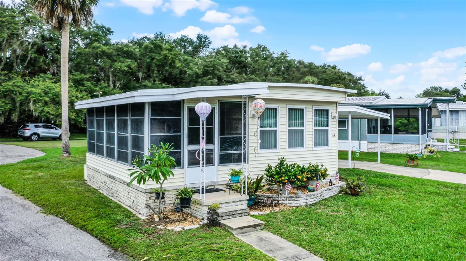 Image 4 of 35 For 9 Cocos Plumosa Drive A