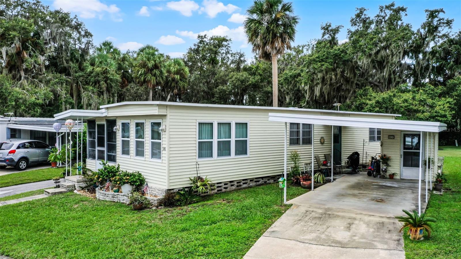 Image 5 of 35 For 9 Cocos Plumosa Drive A