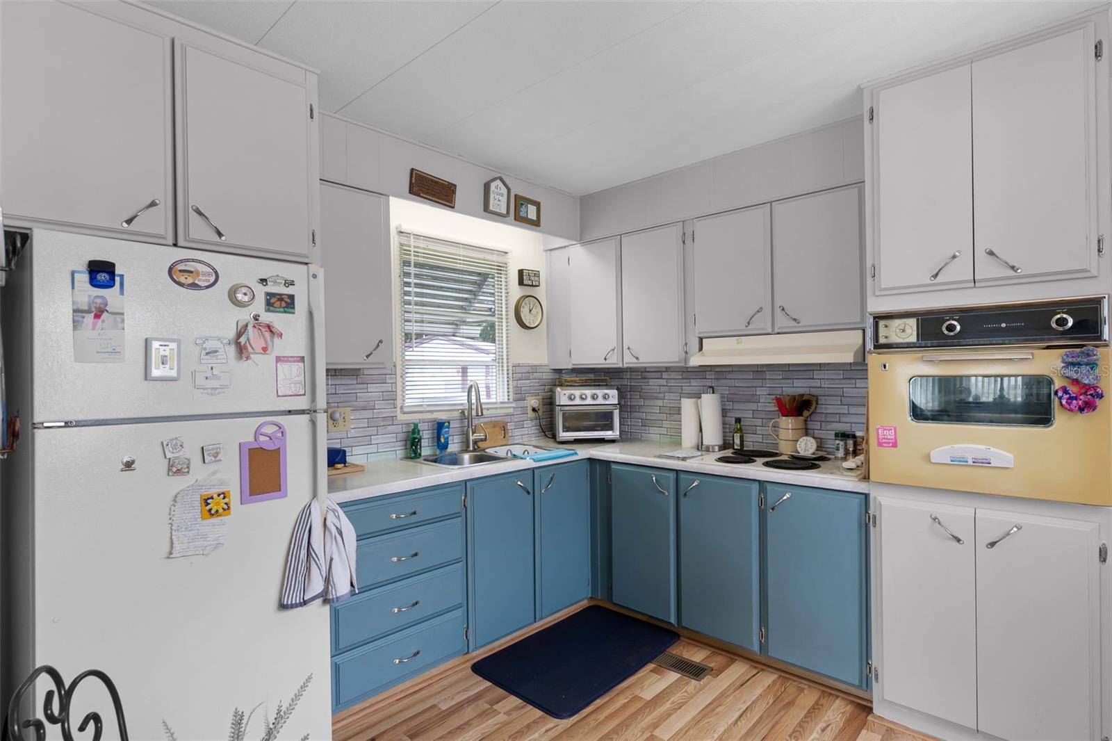 Image 9 of 35 For 9 Cocos Plumosa Drive A