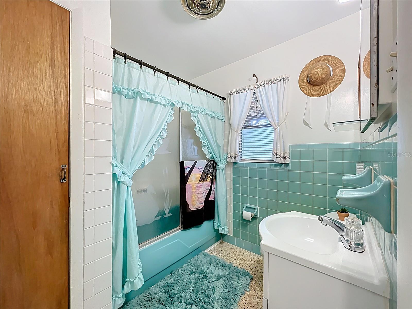 Image 16 of 31 For 566 Wisteria Avenue