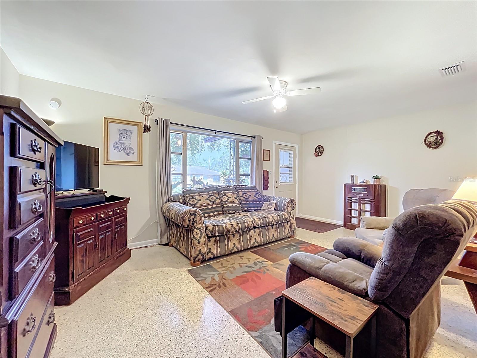 Image 8 of 31 For 566 Wisteria Avenue